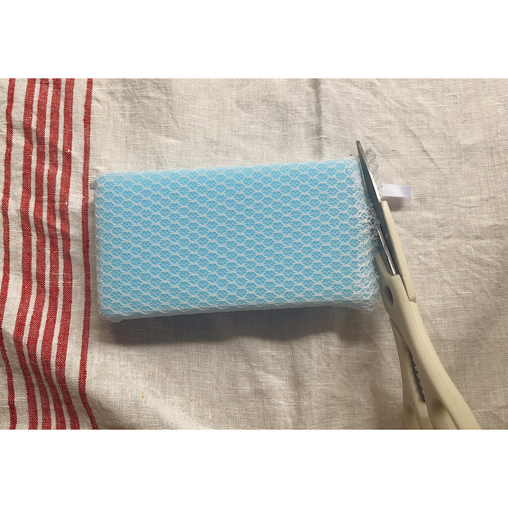 100均で購入したスポンジが水耕栽培のためにカットされている