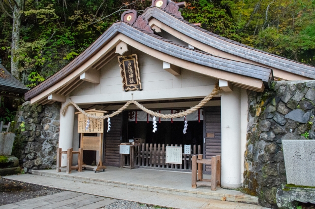 右斜めからみた「戸隠神社奥社」