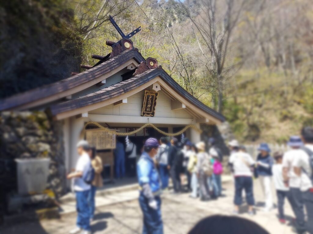 多くの参拝客が並ぶ戸隠神社奥社