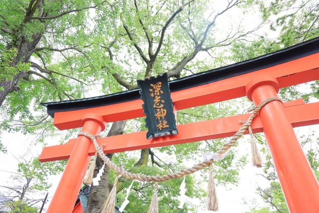 深志神社の正面鳥居を右斜め下からみた