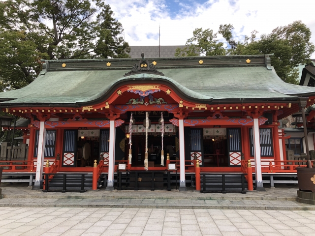 御朱印を紹介している、深志神社を正面からみた