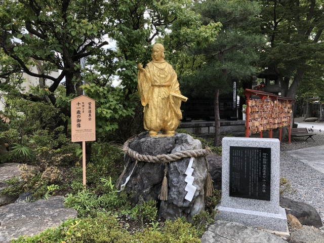 深志神社でお祀りされている神様の銅像