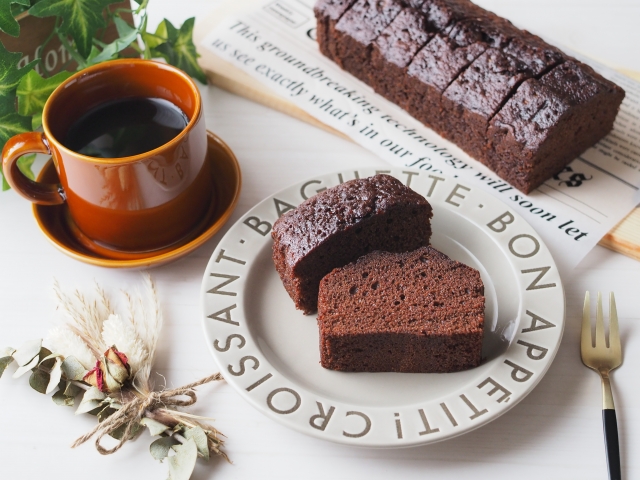 茶色のマグカップに淹れられた秋のおすすめコーヒーと、白い丸皿に盛られたテリーヌショコラ