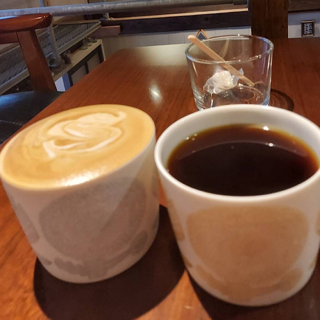 深志神社近くのおすすめスポット「ラーチ」のコーヒー