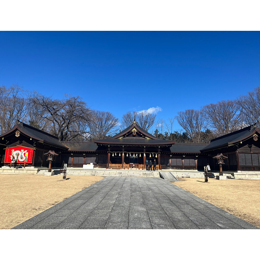 中心に長野縣護国神社が立っている