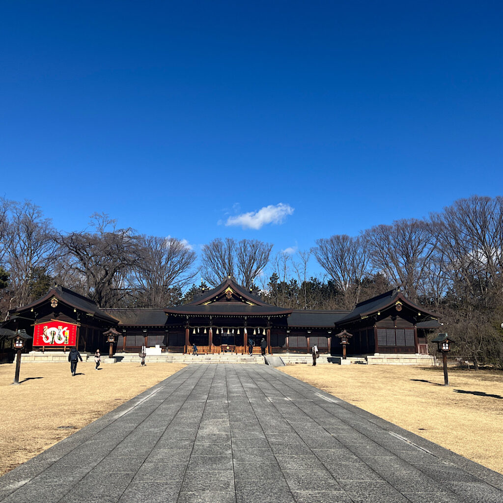 参道の中央に長野縣護国神社が立っている