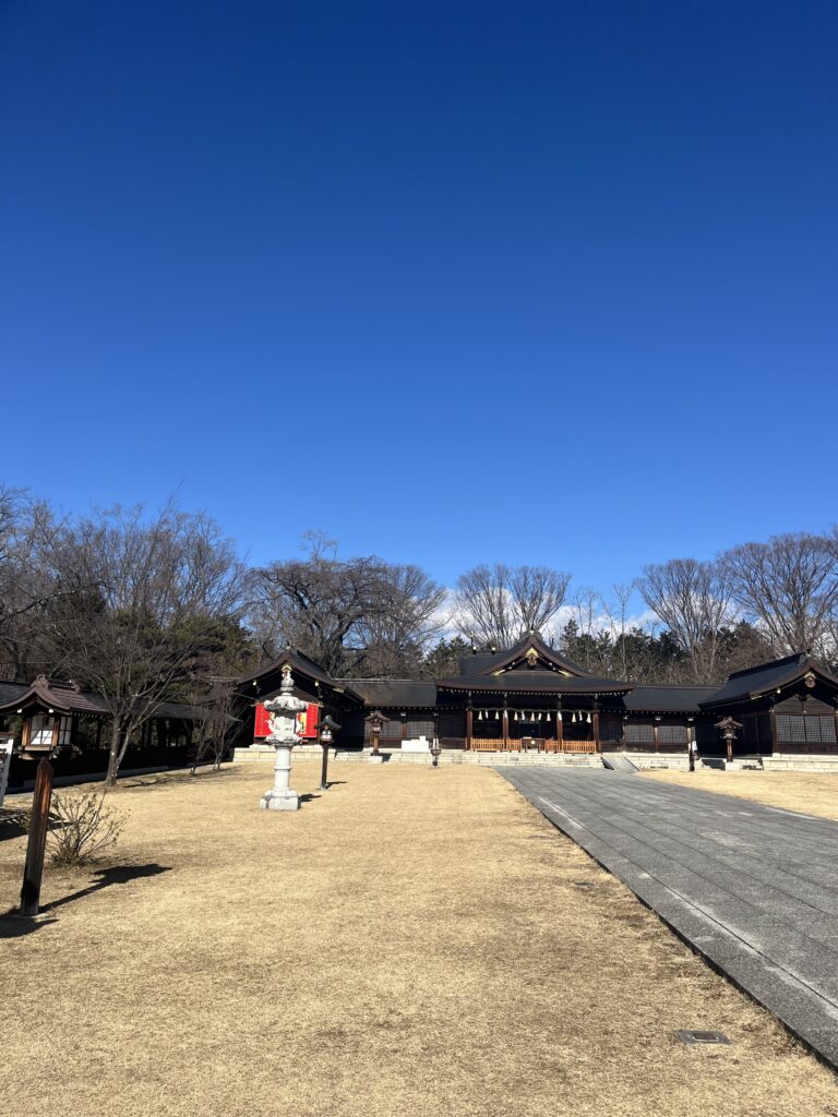 長野縣護国神社が中心に建っている