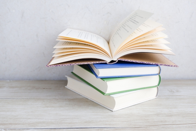 夏に読みたい小説が重ねられている