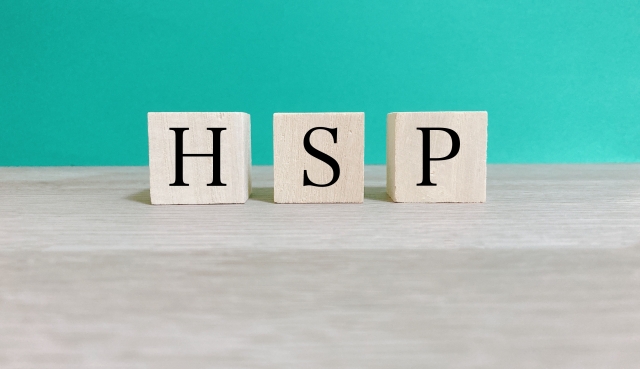 「HSP」書かれた木製キューブが中心に置かれている