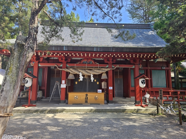 生島足島神社を正面から見たところ