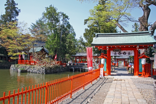 生島足島神社の赤い鳥居と架け橋を正面から見たところ