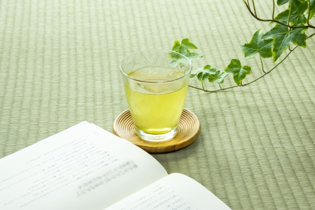 夏に読みたい小説が冷たい緑茶とともに置かれている