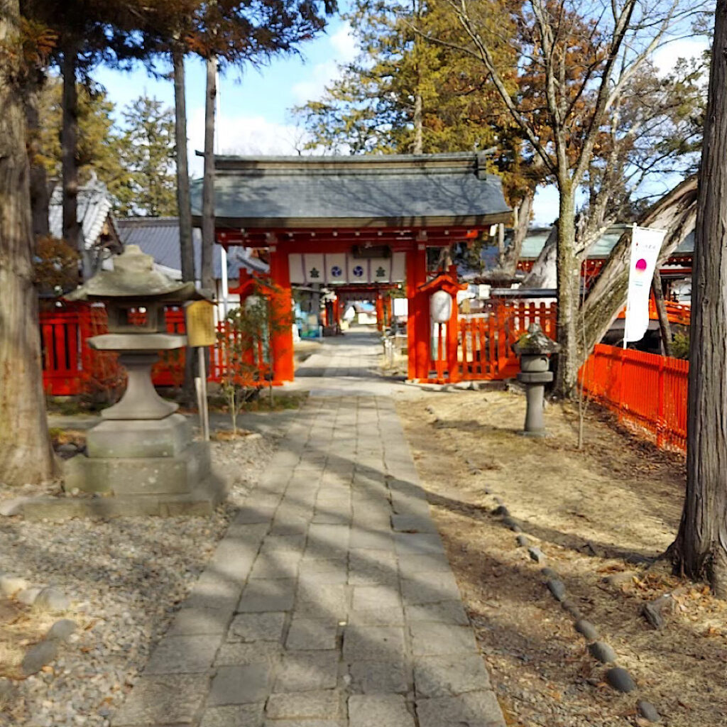 生島足島神社の正面の門