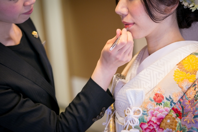 神前式の準備をするメイク中の花嫁