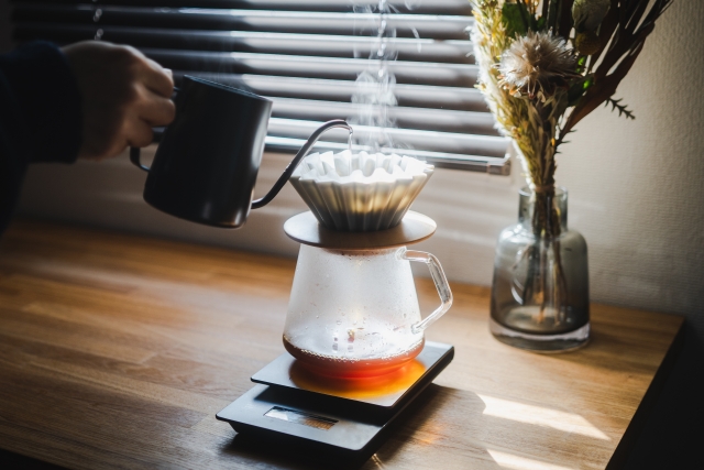 コーヒーの道具でコーヒーを淹れるところ