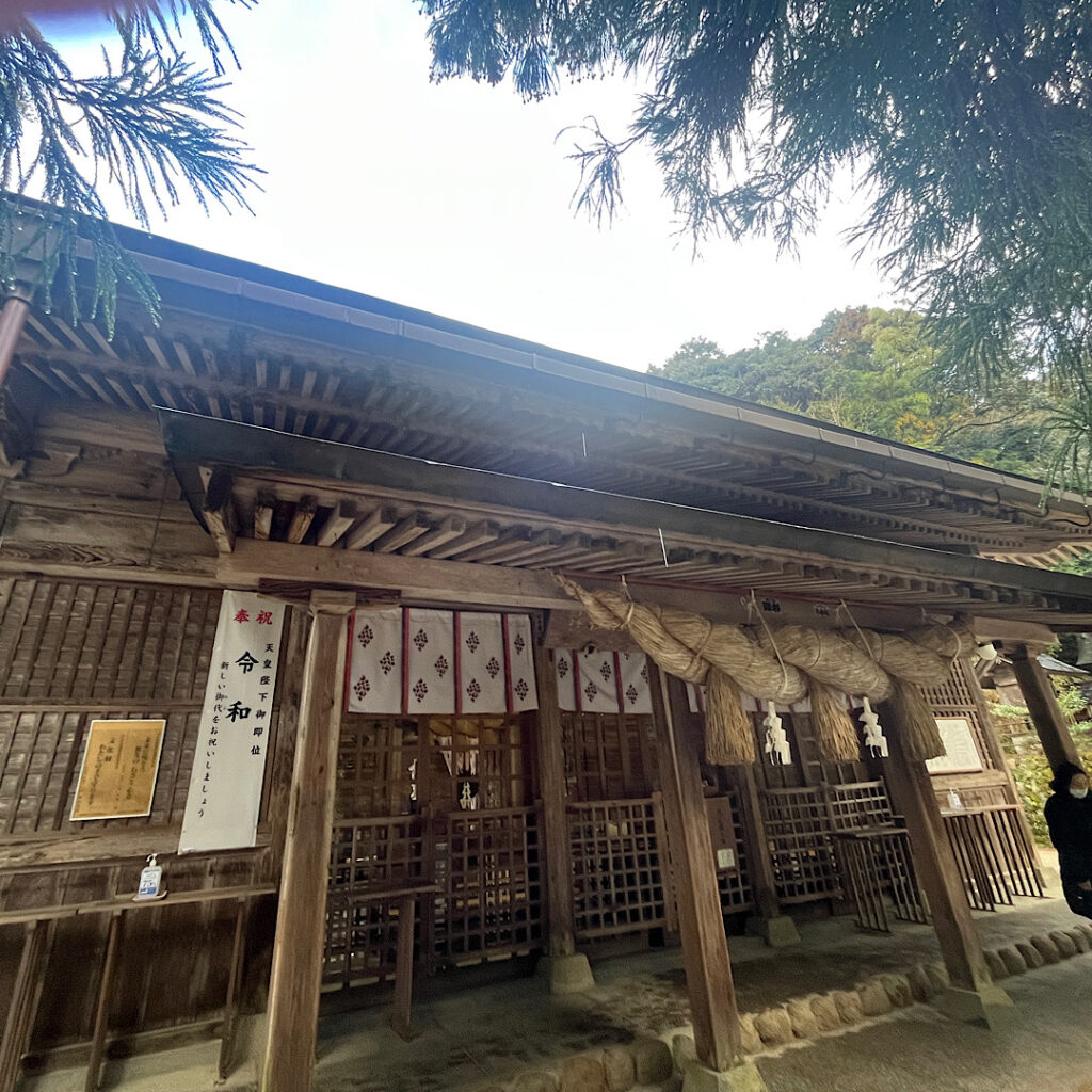 御朱印をもらった玉作湯神社を左斜めから見たところ