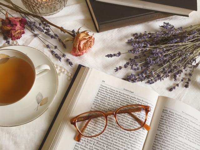 ほっこり短編小説のおすすめと紅茶の入ったカップがテーブルに置かれている