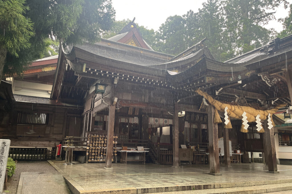 御朱印をいただいた白山比咩神社を左側からみた