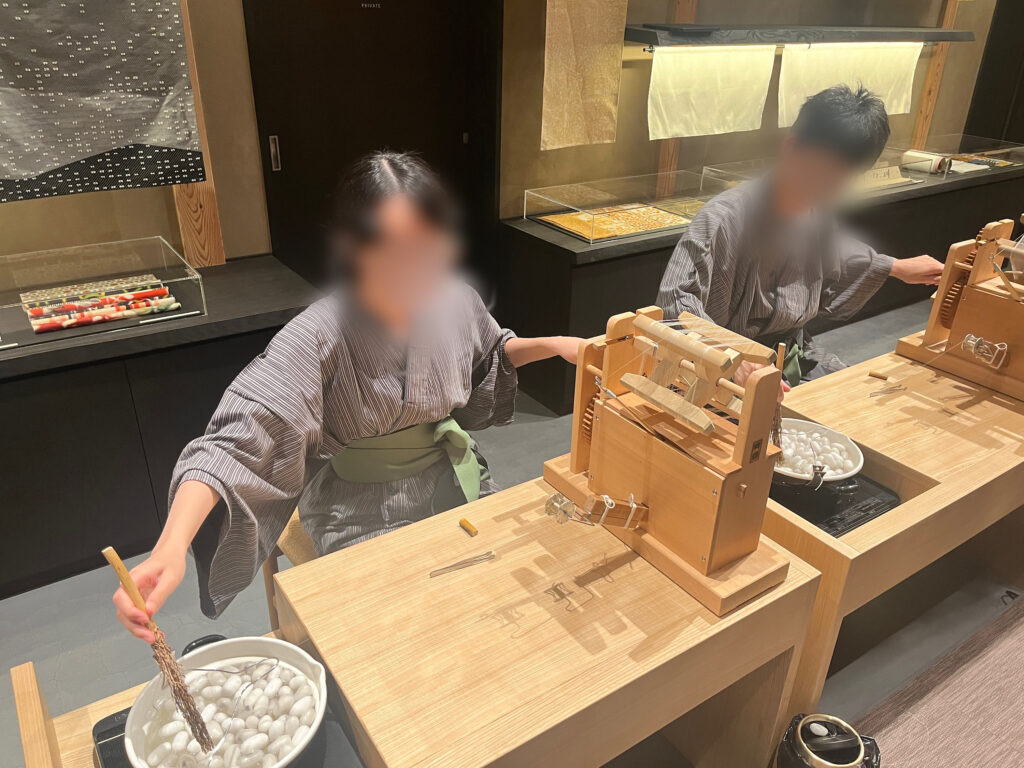 界草津のご当地楽を体験している様子